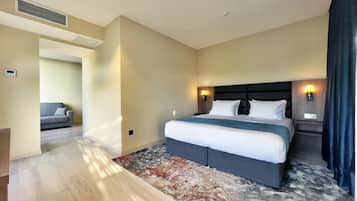 Junior kamer | Luxe beddengoed, een minibar, een kluis op de kamer, een bureau