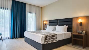 Deluxe tweepersoonskamer | Luxe beddengoed, een minibar, een kluis op de kamer, een bureau