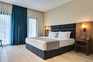 Dobbeltrom – deluxe | Sengetøy av topp kvalitet, minibar, safe på rommet og skrivebord
