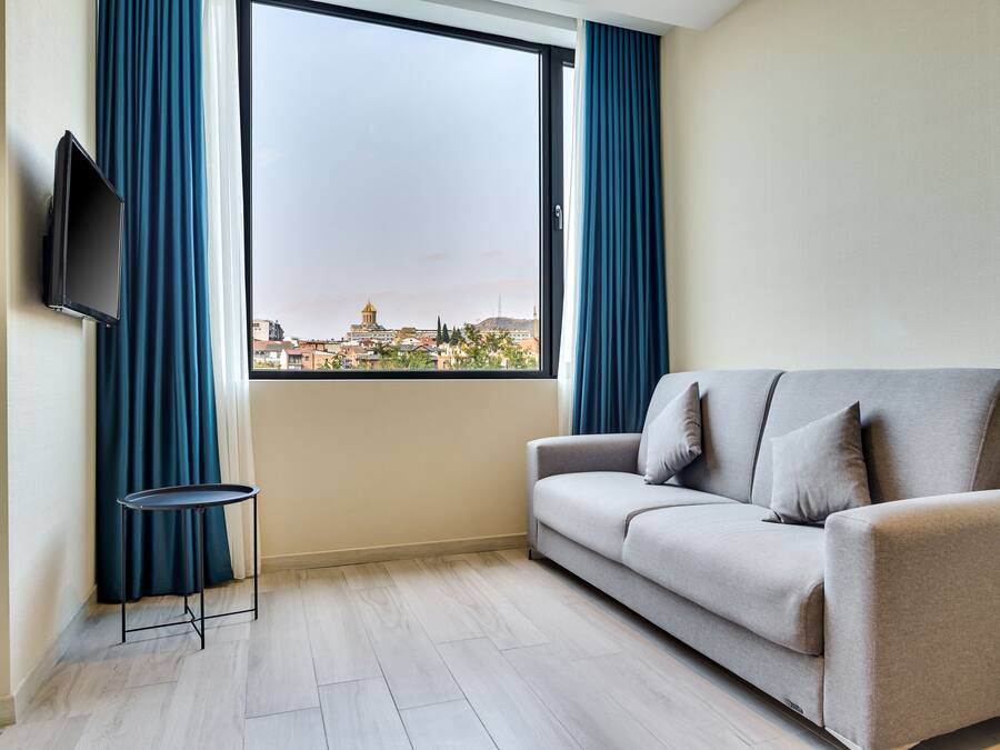 Habitación junior | Ropa de cama de alta calidad, minibar, caja fuerte y escritorio