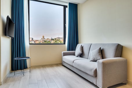 Ropa de cama de alta calidad y minibar . Eleven Inn Tbilisi