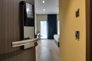 Economy Room | Premium bedding, minibar, in-room safe, desk