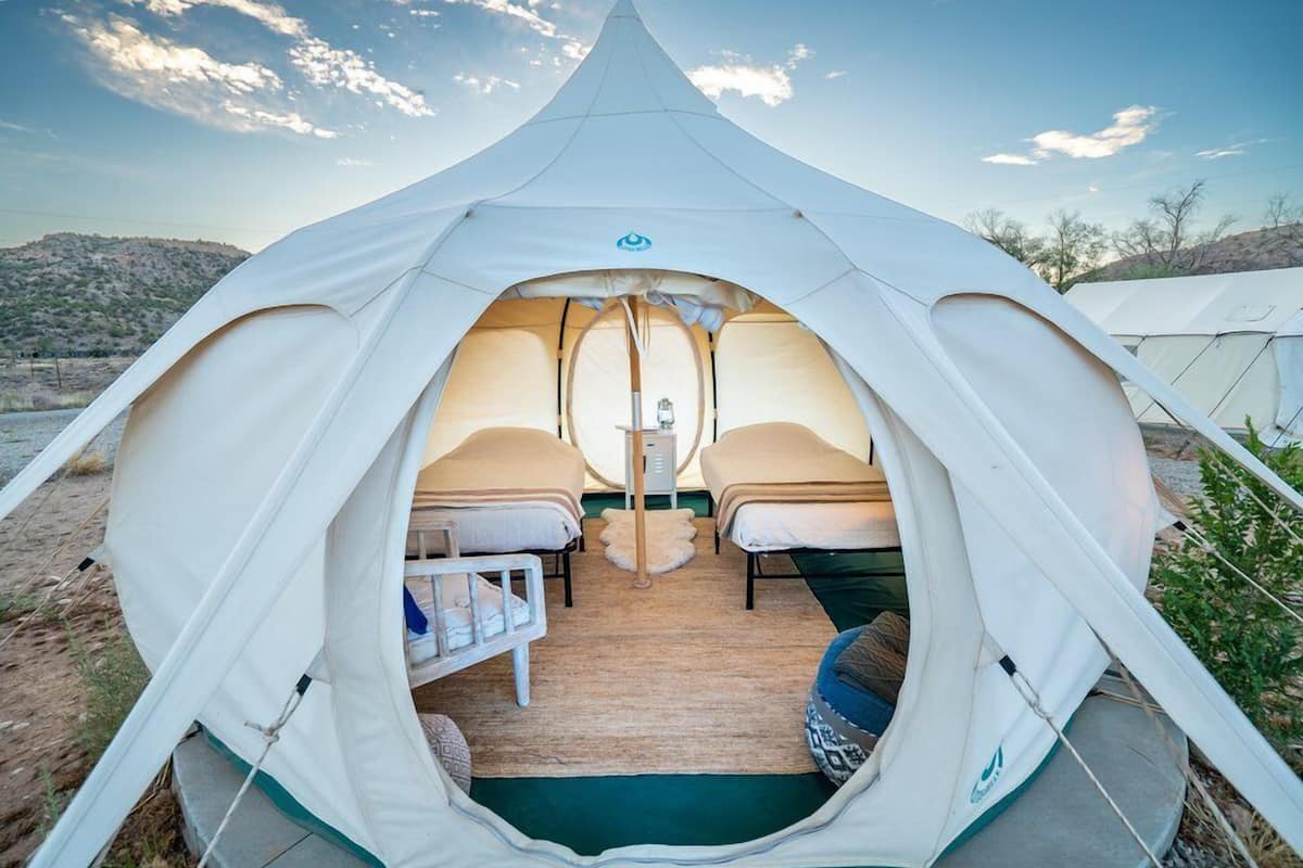 Luxe tent | 2 slaapkamers, een minibar, individueel gedecoreerd