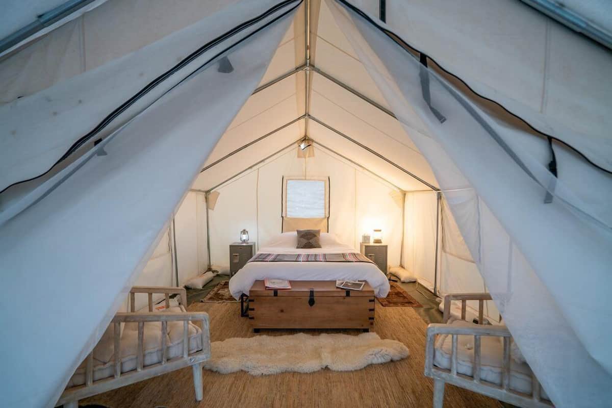 Luxe tent | 2 slaapkamers, een minibar, individueel gedecoreerd