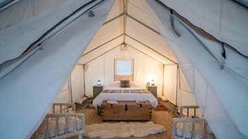 Luxe tent | Een minibar, individueel gedecoreerd, individueel gemeubileerd