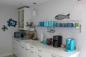 Réfrigérateur, micro-ondes, four, lave-vaisselle