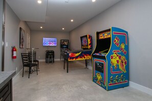 Games room - High-Tech Mountain Luxury, Fitness, Hot Tub & BBQ (The Blue Mountains)
