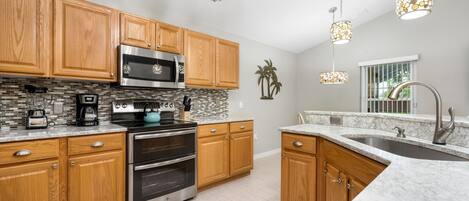 冷蔵庫、電子レンジ、オーブン、コンロ