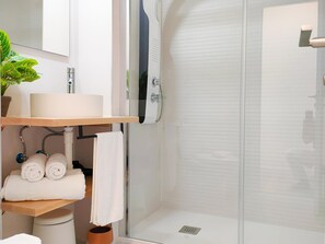 Sèche-cheveux, serviettes fournies