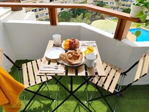 Outdoor dining - light blue holiday home (Playa del Inglés)