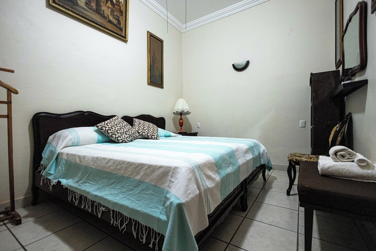 Kamar Double Deluks | Selimut bulu angsa dan didekorasi berbeda-beda