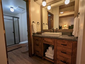 Combined shower/bathtub, hair dryer, towels