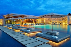 5 udendørs pools, hytter (tillægsgebyr), parasoller
