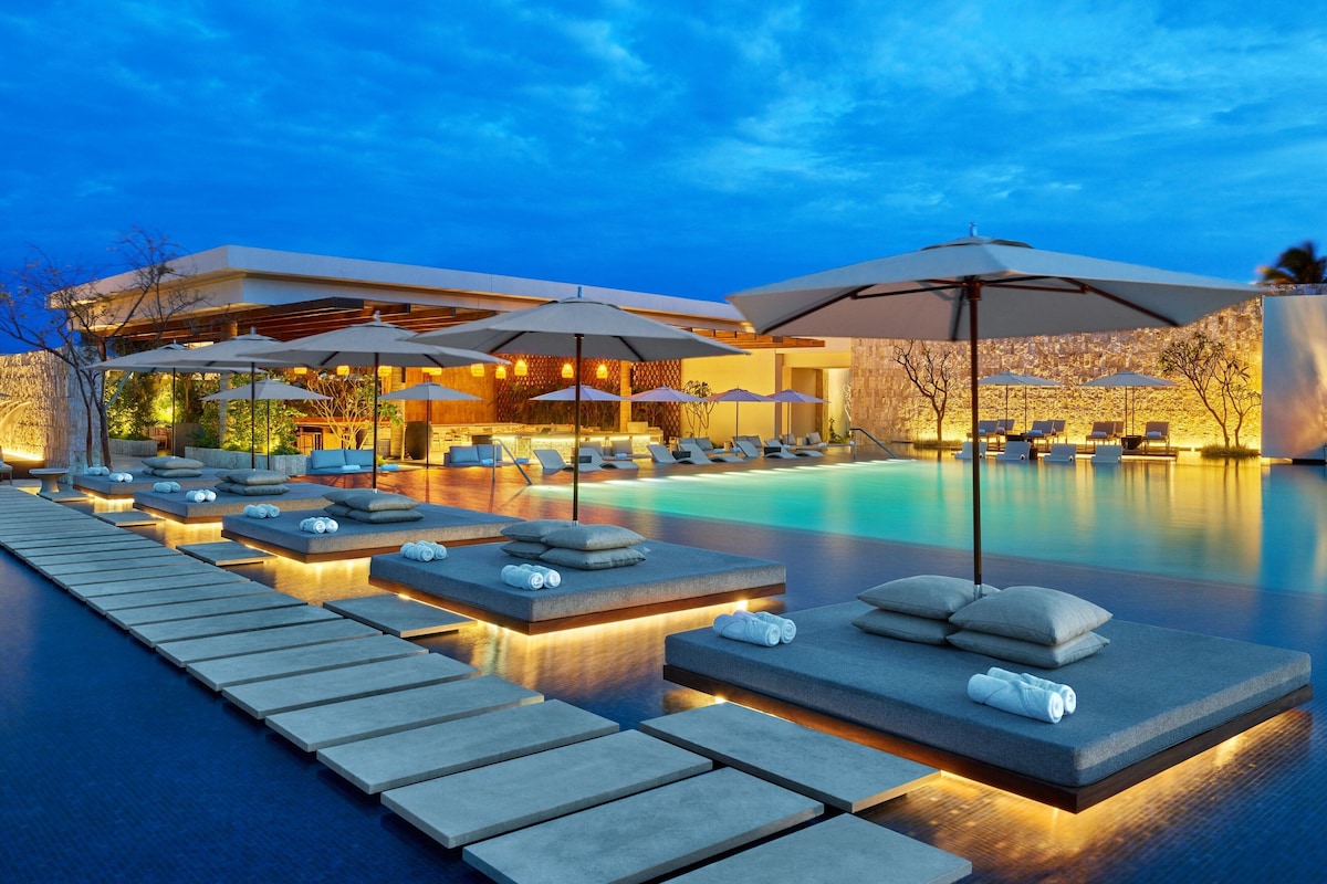 Rosewood Mayakoba pool area (image by Rosie Bell)
