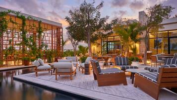 5 bares o lounges, 4 bares junto a la alberca, 2 bares en la playa