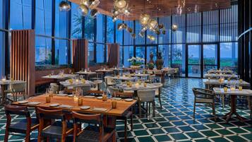 6 restaurants servant le petit déjeuner, le déjeuner et le dîner
