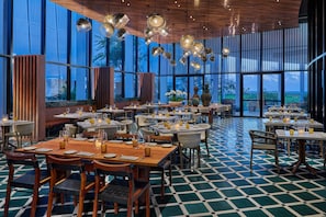 6 restaurants servant le déjeuner, le dîner et le souper