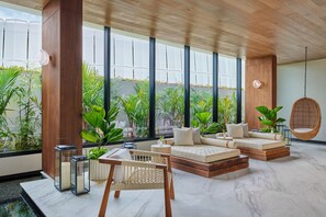 5 bares, 4 bares junto a la piscina y 2 bares en la playa