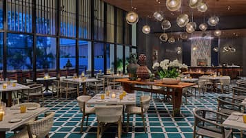 6 間餐廳,供應早餐、午餐和晚餐,國際料理