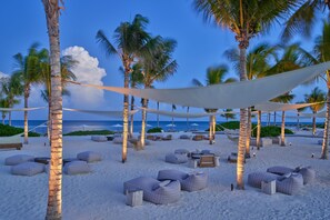 En privat strand, hvidt sand, gratis strandtransport