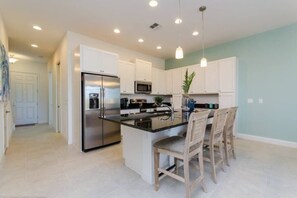 Fridge, oven, stovetop, coffee/tea maker - 10% OFF| Disney near! 4BR Resort Townhouse w/ Pool (Davenport)