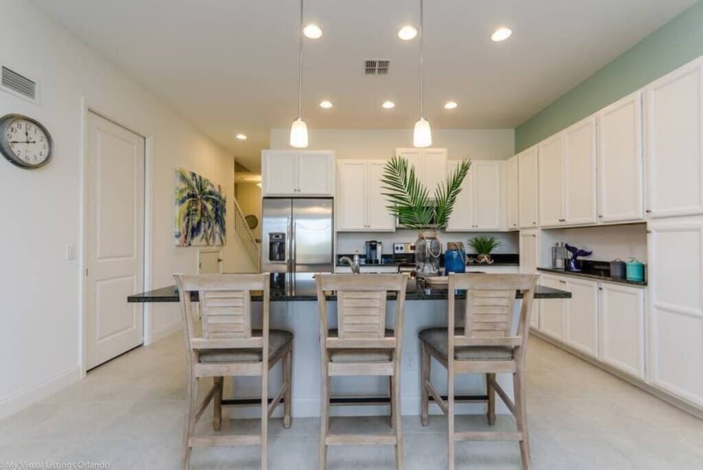 Fridge, oven, stovetop, coffee/tea maker