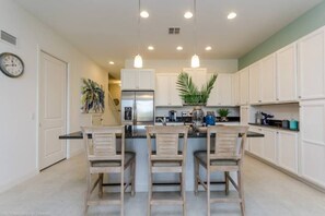 Refrigerador, horno, placa de cocina, cafetera/tetera