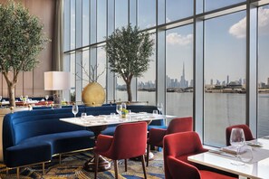 Petit déjeuner, déjeuner et dîner servis sur place