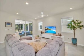 TV - Pool Spa Oasis! Chic 6BR Resort Home near Disney (Four Corners)