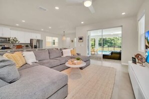 TV - Pool Spa Oasis! Chic 6BR Resort Home near Disney (Four Corners)