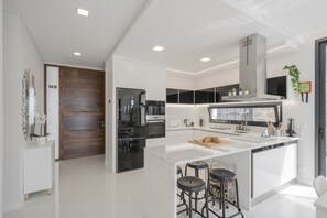 Frigorífico, microondas, horno y placa de cocina