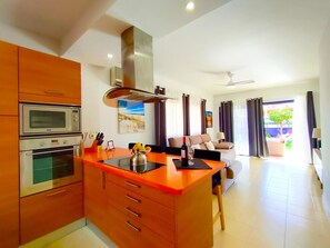 Jääkaappi, mikroaaltouuni, uuni, astianpesukone