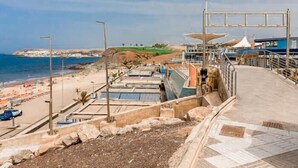 A coastal promenade with a beach, a pier, and a view of the sea. - Lemon Terraced House (Playa del Inglés)