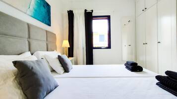 2 slaapkamers, een strijkplank/strijkijzer, internet, beddengoed