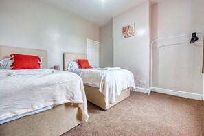 4 bedrooms, travel crib, WiFi - Cosy Modern (birmingham)