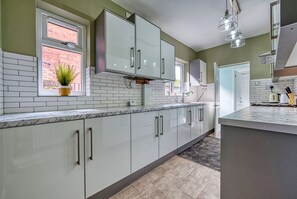 Fridge, microwave, oven, stovetop - Cosy Modern (birmingham)