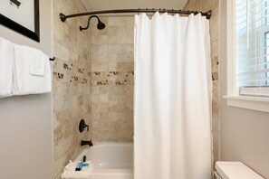 Combined shower/bathtub, hair dryer, towels, soap - 200 yards to private gated beach access! 3BR/2BA. Quiet location in Destin (Destin)