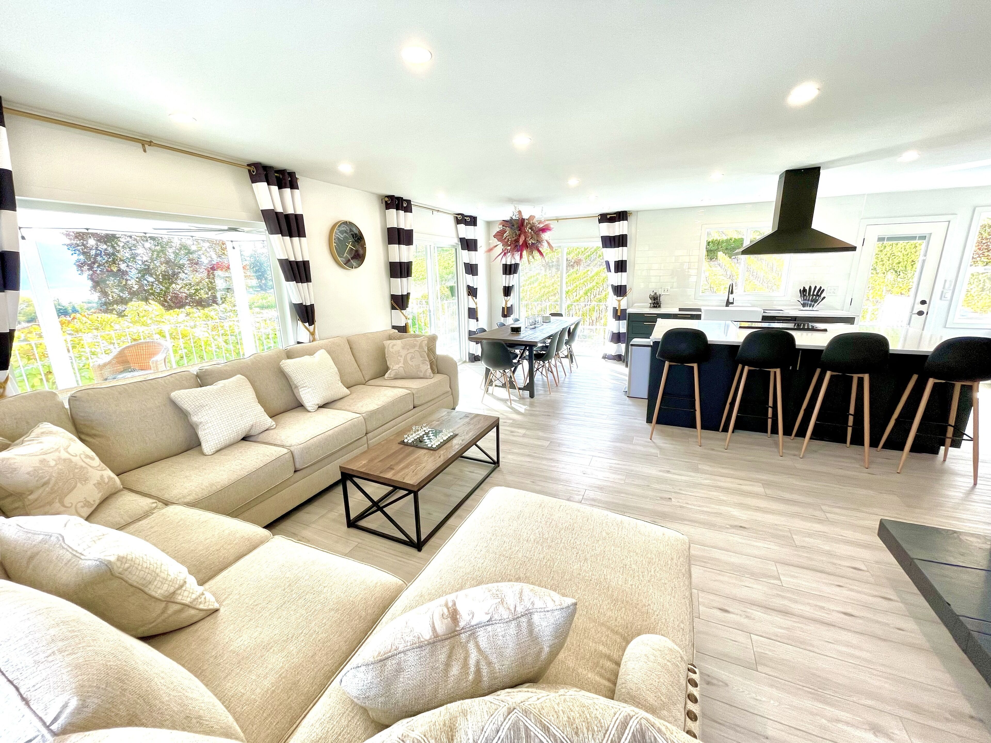 TV connectée, cheminée, jeux vidéo, baby-foot