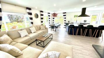 TV connectée, cheminée, jeux vidéo, baby-foot