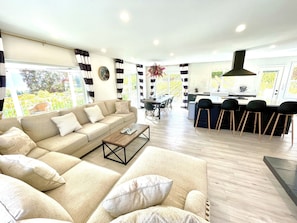 Smart TV, chimenea, videojuegos y futbolito