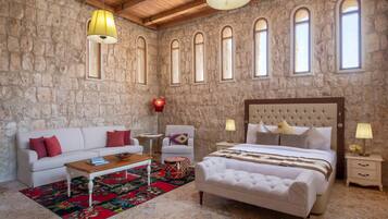 Minibar, in-room safe, individually decorated, individually furnished