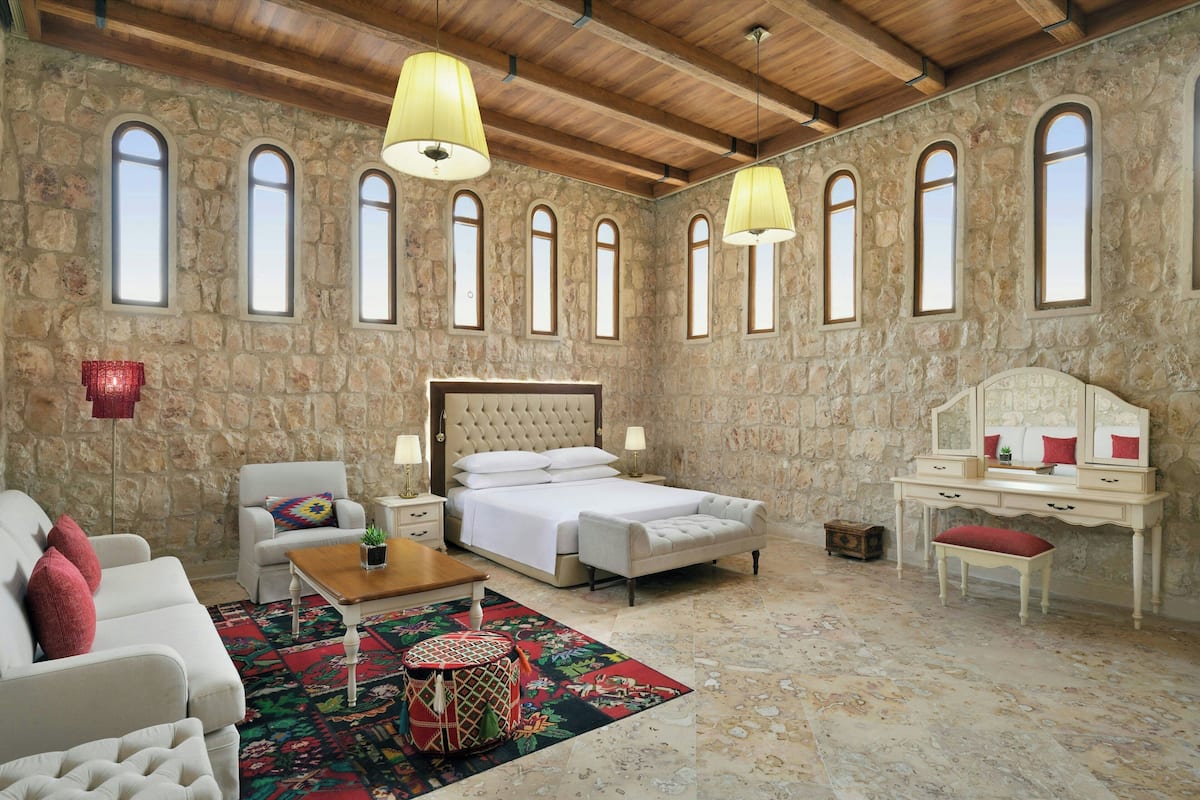 Suite, 1 kingsize bed | Een minibar, een kluis op de kamer, individueel gedecoreerd