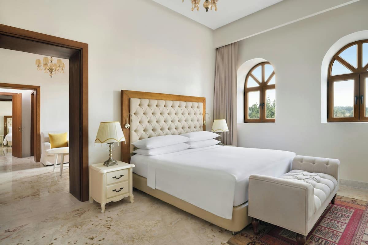 Royal suite, 1 kingsize bed | Een minibar, een kluis op de kamer, individueel gedecoreerd