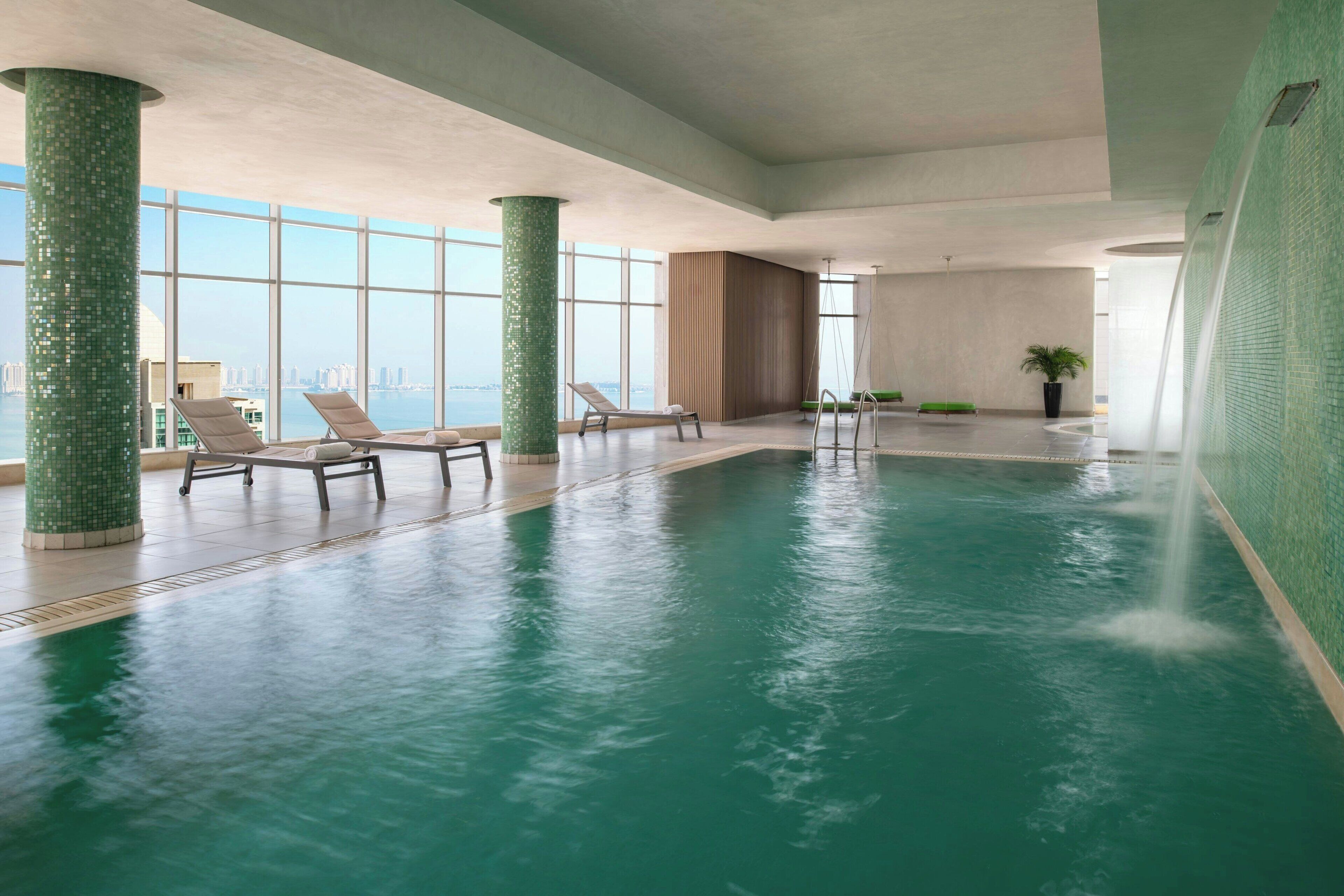 Una piscina cubierta