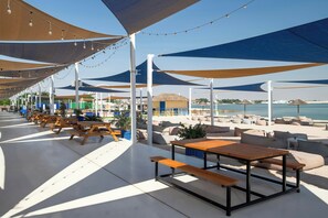 Playa privada en los alrededores, traslado desde/hacia la playa gratis