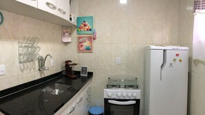 Una cocina con un lavaplatos, una estufa y un refrigerador.