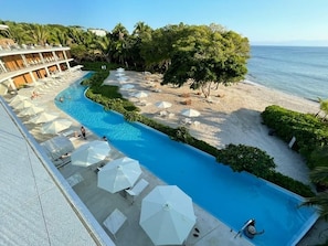 Alberca al aire libre y alberca climatizada