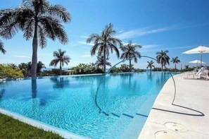 حمّام سباحة خارجي، حمّام سباحة مُدفَّأ