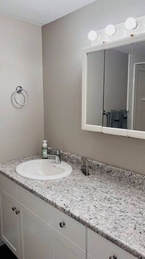 Secadora de cabello, toallas, papel de baño 