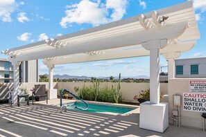 Alberca al aire libre y alberca climatizada